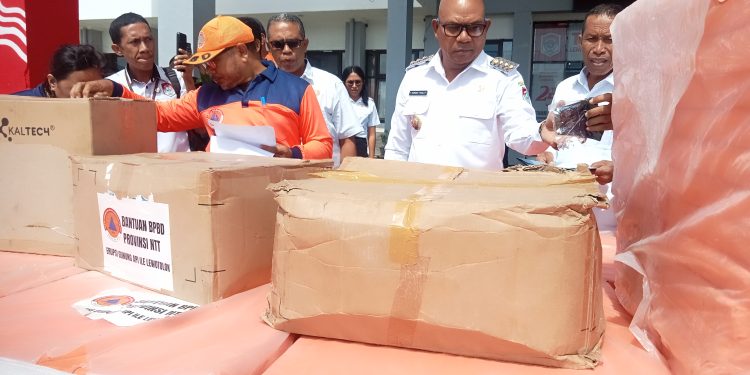 Bupati Lembata Petrus Kanisius Tuh didampingi Wakil Bupati Muhamad Nasir, Kalak BPBD Handris Koban, dan para Asisten Sekda meninjau barang bantuan siaga darurat bencana erupsi darurat BPBD para Rabu, 9 Juli 2025.