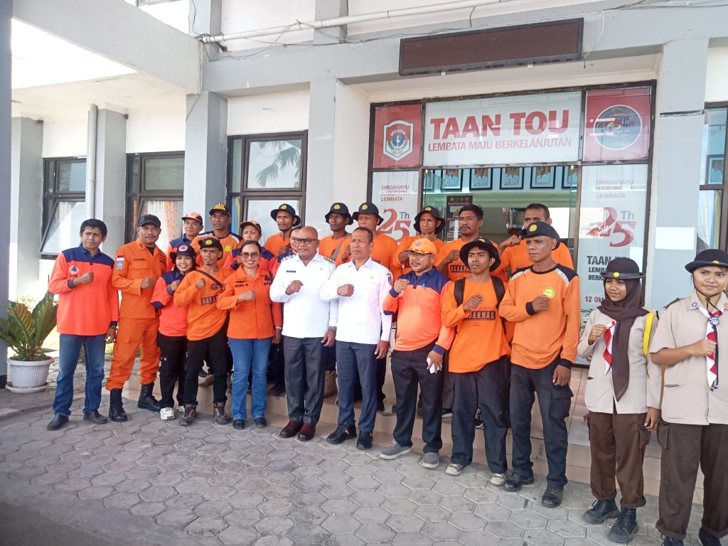 Bupati Lembata P Kanisius Tuaq, Wakil Bupati Muhamad Nasir foto bersama usai penyerahan bantuan siaga erupsi Ile Lewotolok di kantor Bupati Lembata, Rabu, 9 Juli 2025.