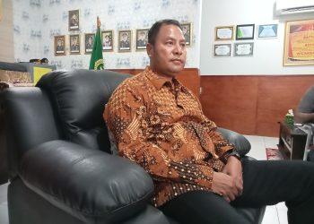 Kajari Lembata Yupiter Selan memberikan penjelasan ke pada wartawan di ruang kerjanya, Selasa, 22 Juli 2025 di sela-sela acara pengantar alih tugasnya sebelum pindah ke Kejari Kupang.