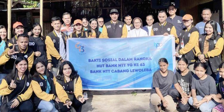 Pimpinan dan karyawan Bank NTT Cabang Lewoleba, Lembata foto bersama pimpinan panti asuhan usai kegiatan sosial dalam rangka HUT ke-63 Bank NTT.