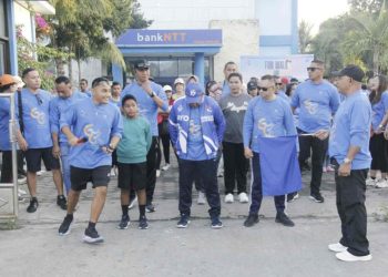 Bupati Lembata Petrus Kanisius Tuaq melepas peserta fun walk dalam rangka HUT ke-63 Bank NTT.