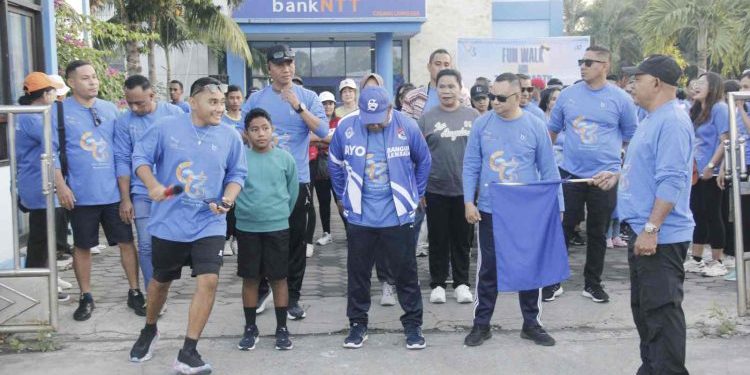 Bupati Lembata Petrus Kanisius Tuaq melepas peserta fun walk dalam rangka HUT ke-63 Bank NTT.