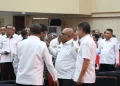Bupati Lembata Petrus Kanisius Tuaq berbincang dengan sejumlah Bupati saat rehat rapat koordinasi di Kupang, Rabu, 6 Agustus 2025.