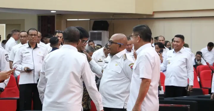 Bupati Lembata Petrus Kanisius Tuaq berbincang dengan sejumlah Bupati saat rehat rapat koordinasi di Kupang, Rabu, 6 Agustus 2025.