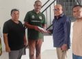 Bupati Lembata Petrus Kanisius Tuaq didampingi Kadis Kebudayaan, Pemuda dan Olahraga, dan anggota DPRD Lembata Gaspar Sio Apalagi menyerahkan bantuan dana untuk Tim Persebata U-17 di Kupang.