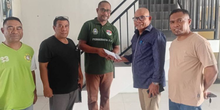 Bupati Lembata Petrus Kanisius Tuaq didampingi Kadis Kebudayaan, Pemuda dan Olahraga, dan anggota DPRD Lembata Gaspar Sio Apalagi menyerahkan bantuan dana untuk Tim Persebata U-17 di Kupang.