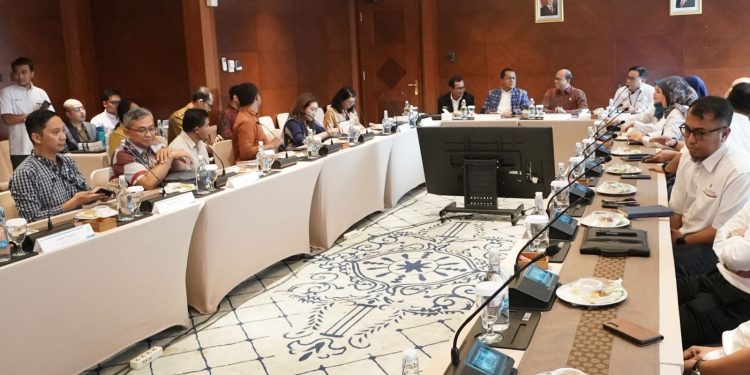 Gubernur NTT Emanuel Melkiades Laka Lena bertemu pengembang panas bumi di kantor pusat PT PLN (Persero), Senin, 28 Juli 2025 untuk memapatkan hasil temuan Satgas dan memberikan sejumlah rekomendasi demi keberlangsungan sejumlah proyek pengembangan Pembangkit Listrik Tenaga Panas Bumi (PLTP) di NTT.