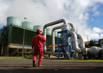 Petugas PLN Indonesia Power tengah memastikan keandalan PLTP Kamojang berkapasitas 140 MW di Kabupaten Garut, Jawa Barat, salah satu pembangkit PLN yang berkontribusi dalam layanan 'Renewable Energy Certificate' (REC). REC merupakan produk _beyond kWh_ PLN sebagai solusi bagi sektor industri dan bisnis untuk memperoleh listrik hijau yang andal dan terjangkau