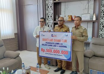 Pimpinan Cabang Bank NTT Lewoleba Eghbert Balukh (paling kiri) menyerahkan dana CSR sebesar Rp500 juta untuk mendukung tim Persebata berkiprah di Liga 3 Nasional. Bantuan dana diterima Bupati Lembata P Kanisisus Tu aq didampingi Wakil Bupati Muhamad Nasir di ruang kerja Bupati Lembata, Senin, 11 Agustus 2025.