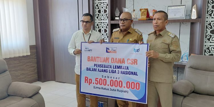 Pimpinan Cabang Bank NTT Lewoleba Eghbert Balukh (paling kiri) menyerahkan dana CSR sebesar Rp500 juta untuk mendukung tim Persebata berkiprah di Liga 3 Nasional. Bantuan dana diterima Bupati Lembata P Kanisisus Tu aq didampingi Wakil Bupati Muhamad Nasir di ruang kerja Bupati Lembata, Senin, 11 Agustus 2025.