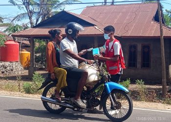 Bedos Making, jurnalis yang tergabung dalam Forum Jurnalis Lembata saat membagikan masker kepada warga di Desa Petuntawa, Lembata, Rabu, 13 Agustus 2025.
