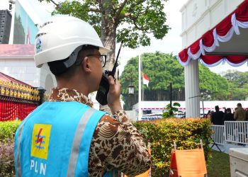Di samping kibaran Sang Merah Putih, petugas PLN bersiaga penuh mengamankan pasokan listrik, bukan hanya sekadar tugas, namun bentuk pengabdian kepada bangsa dan negara.