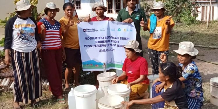 Warga Desa Nubahaeraka, Kecamatan Atadei, Lembata, kembali menikmati air bersih setelah PT PLN UIP Nusra memperbaiki pompa air yg rusak dan jaringan pipa yang patah ditimpa pohon tumbang.