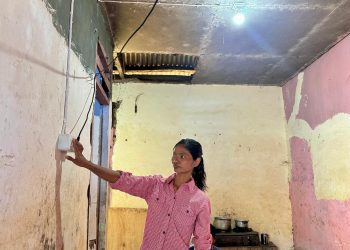 Neneng, warga Kelurahan Katimbang, Makassar, Sulawesi Selatan kini patut berbahagia sebab momen HUT ke-80 Republik Indonesia, dirinya sudah menikmati listrik secara mandiri lewat program Light Up The Dream.