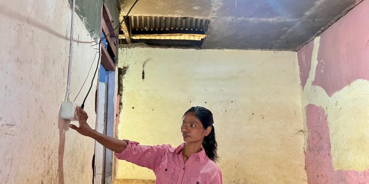 Neneng, warga Kelurahan Katimbang, Makassar, Sulawesi Selatan kini patut berbahagia sebab momen HUT ke-80 Republik Indonesia, dirinya sudah menikmati listrik secara mandiri lewat program Light Up The Dream.