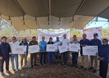 PT PLN (Persero) Unit Induk Pembangunan Nusa Tenggara (UIP Nusra) menyalurkan bantuan Tanggung Jawab Sosial dan Lingkungan (TJSL) yang berada dekat dengan proyek pembangunan PLN yakni program electrifiying marine kepada nelayan di Desa Tablolong Kecamatan Kupang Barat, Kupang Provinsi Nusa Tenggara Timur.