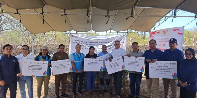 PT PLN (Persero) Unit Induk Pembangunan Nusa Tenggara (UIP Nusra) menyalurkan bantuan Tanggung Jawab Sosial dan Lingkungan (TJSL) yang berada dekat dengan proyek pembangunan PLN yakni program electrifiying marine kepada nelayan di Desa Tablolong Kecamatan Kupang Barat, Kupang Provinsi Nusa Tenggara Timur.