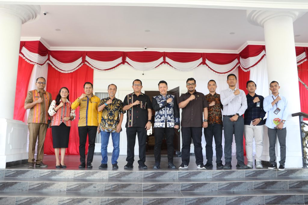 General Manager (GM) PT PLN (Persero) Unit Induk Pembangunan Nusa Tenggara (UIP Nusra) Rizki Aftarianto bersama jajaran foto bersama Gubernur NTT Emanuel Melkiades Laka Lena saat audiensi di kantor Gubernur NTT, Kamis, 28 Agustus 2025.