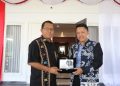 General Manager (GM) PT PLN (Persero) Unit Induk Pembangunan Nusa Tenggara (UIP Nusra) Rizki Aftarianto menyerahkan cinderamata kepada Gubernut NTT Emanuel Melkiades Laka Lena saat audiensi bersama jajaran manajemen pada Kamis, 28 Agustus 2025.