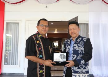 General Manager (GM) PT PLN (Persero) Unit Induk Pembangunan Nusa Tenggara (UIP Nusra) Rizki Aftarianto menyerahkan cinderamata kepada Gubernut NTT Emanuel Melkiades Laka Lena saat audiensi bersama jajaran manajemen pada Kamis, 28 Agustus 2025.