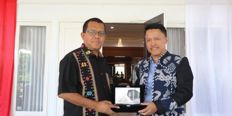 General Manager (GM) PT PLN (Persero) Unit Induk Pembangunan Nusa Tenggara (UIP Nusra) Rizki Aftarianto menyerahkan cinderamata kepada Gubernut NTT Emanuel Melkiades Laka Lena saat audiensi bersama jajaran manajemen pada Kamis, 28 Agustus 2025.