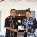 General Manager (GM) PT PLN (Persero) Unit Induk Pembangunan Nusa Tenggara (UIP Nusra) Rizki Aftarianto menyerahkan cinderamata kepada Gubernut NTT Emanuel Melkiades Laka Lena saat audiensi bersama jajaran manajemen pada Kamis, 28 Agustus 2025.