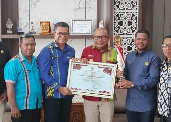 Kepala Desa Kalikur M Amin Hasan AB didampingi Kepala DKP Lembata Anselmus Ola Bahi, Plt. Sekretaris DKP Fransiskus B. Sabaleku, Kabid Layanan dan Pelestarian Bahan Pustaka Marsel Dorong Bokilia, serta pustakawan Ignasio Mariano Riangtobi foto bersama Bupati Lembata Petrus Kanisius Tuaq saat audiensu di ruang kerja Bupati Lembata, Kamis, 28 Agustus 2025.