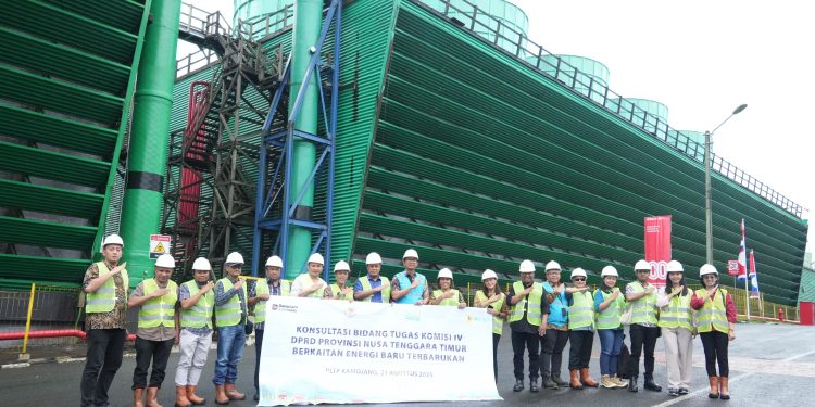 Rombongan Komisi IV DPRD NTT saat berkunjung ke PLTP Ka mojang. Rombongan di pimpin Ketua Komisi IV Chris Mboeik.