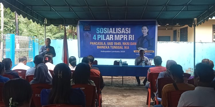 Wakil Bupati Lembata Muhamad Nasir menyampaikan sambutan saat membuka sosialisasi 4 Pilar Kebangsaan dari anggota MPR RI Fraksi Partai NasDem Julie Sutrisno Laiskodat di halaman Sekretariat DPD Partai NasDem Lembata, Jumat, 1 Agustus 2025.