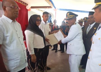 Bupati Lembata Petrus Kanisius Tuaq menyerahkan SK Menteri Imigrasi dan Pemasyarakatan tentang remisi kepada warga binaan Lapas Kelas 3 Lembata di Lapas Lembata, Minggu, 17 Agustus 2025. Remisi yang diberikan merupakan remisi khusus HUT RI.