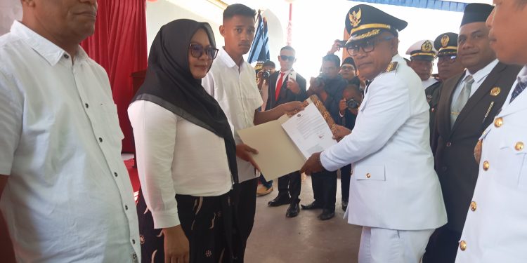 Bupati Lembata Petrus Kanisius Tuaq menyerahkan SK Menteri Imigrasi dan Pemasyarakatan tentang remisi kepada warga binaan Lapas Kelas 3 Lembata di Lapas Lembata, Minggu, 17 Agustus 2025. Remisi yang diberikan merupakan remisi khusus HUT RI.