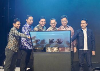 Prosesi Launching Home Charging Services (HCS) Ultima di Surabaya, Rabu (27/8) oleh Direktur Perencanaan dan Pengembangan PLN Icon Plus, Aditya Syarief Darmasetiawan (kedua dari kanan), General Manager PLN Unit Induk Distribusi Jawa Timur, Ahmad Mustaqir (kanan), ⁠Executive Vice President Penjualan dan Pelayanan Pelanggan Retail PLN, Daniel Lestanto (ketiga dari kanan), ⁠Direktur Operasi dan Pengembangan Usaha PLN Nusa Daya, Reny Wahyu Setiaswan (ketiga dari kiri), COO PT Amara Tujuh Perjuangan (Seven Events), Agus Riyadi (kedua dari kiri), dan ⁠Vice President Niaga dan Pemasaran PLN ES, Agung Fajar Santosa (kiri).