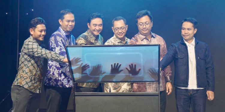 Prosesi Launching Home Charging Services (HCS) Ultima di Surabaya, Rabu (27/8) oleh Direktur Perencanaan dan Pengembangan PLN Icon Plus, Aditya Syarief Darmasetiawan (kedua dari kanan), General Manager PLN Unit Induk Distribusi Jawa Timur, Ahmad Mustaqir (kanan), ⁠Executive Vice President Penjualan dan Pelayanan Pelanggan Retail PLN, Daniel Lestanto (ketiga dari kanan), ⁠Direktur Operasi dan Pengembangan Usaha PLN Nusa Daya, Reny Wahyu Setiaswan (ketiga dari kiri), COO PT Amara Tujuh Perjuangan (Seven Events), Agus Riyadi (kedua dari kiri), dan ⁠Vice President Niaga dan Pemasaran PLN ES, Agung Fajar Santosa (kiri).