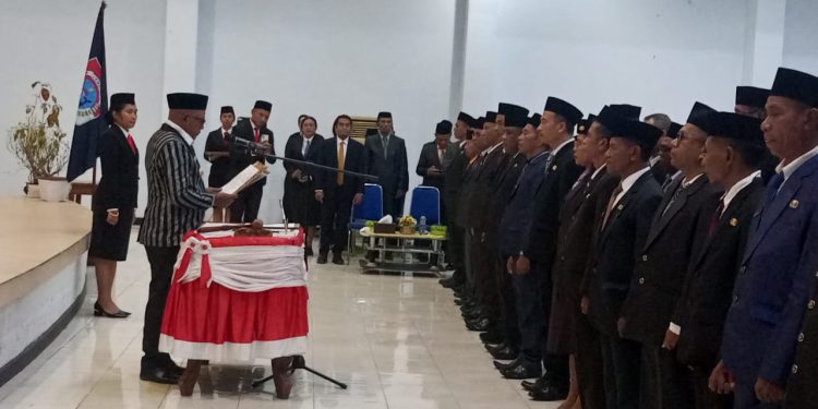 Bupati Lembata Petrus Kanisius Tuaq melantik dan mengambil sumpah 121 pejabat eselon 3 dan 4 lingkup Pemkab Lembata, Jumat, 12 September 2025 di aula kantor Bupati Lembata.
