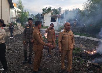 Bupati Lembata Petrus Kanisius Tuaq saat turun langsung memungut sampah di Kali Wangatoa, Senin, 15 September 2025.