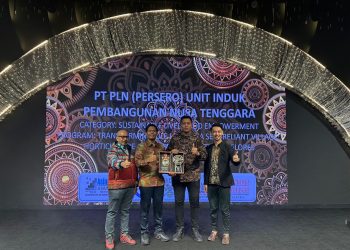 Manager Perizinan dan TJSL PLN UIP Nusra Bobby Robson Sitorus dan Officer Komunikasi dan TJSL Agradi Aryatama saat menerima Penghargaan yang digelar La Tofi School of Social Responsibility dan Portman College ini diberikan atas program Desa Berdaya _"Transforming Idle Land to Self-Reliant Village: Horticulture and Energy Transition in Flores"_ di Kuala Lumpur, Malaysia