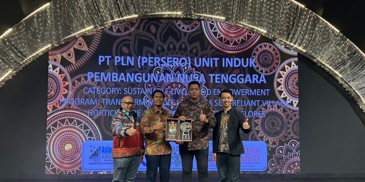 Manager Perizinan dan TJSL PLN UIP Nusra Bobby Robson Sitorus dan Officer Komunikasi dan TJSL Agradi Aryatama saat menerima Penghargaan yang digelar La Tofi School of Social Responsibility dan Portman College ini diberikan atas program Desa Berdaya _"Transforming Idle Land to Self-Reliant Village: Horticulture and Energy Transition in Flores"_ di Kuala Lumpur, Malaysia