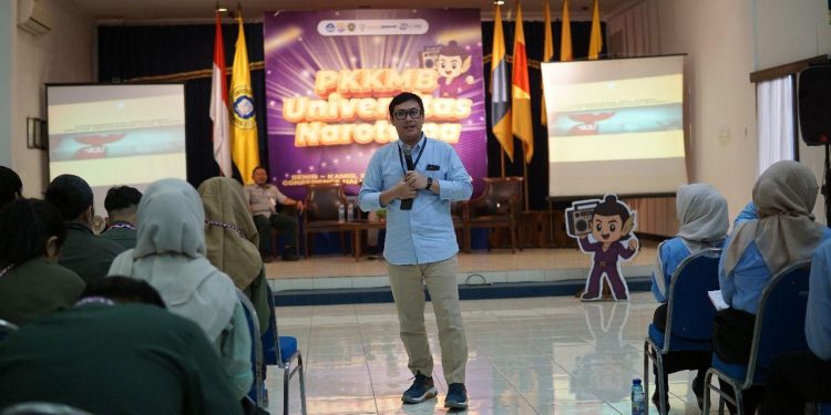 Officer K3 dan Keamanan PLN UIP Nusra, Ahmad Faisal Kurniawan, mengingatkan mahasiswa bahwa bahaya listrik kerap muncul akibat peralatan tidak standar, kabel terkelupas, stop kontak rusak, hingga adaptor berlebihan.