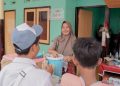 Bu Yanti (pedagang kantin) merasa terbantu dengan program TJSL pemanfaatan FABA PLN UIP Nusra