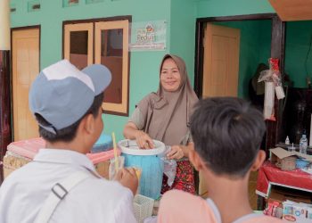 Bu Yanti (pedagang kantin) merasa terbantu dengan program TJSL pemanfaatan FABA PLN UIP Nusra