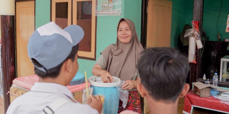 Bu Yanti (pedagang kantin) merasa terbantu dengan program TJSL pemanfaatan FABA PLN UIP Nusra