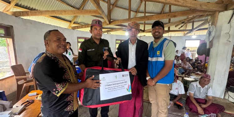 Penyerahan secara simbolis bantuan paket antropometri kit kepada Tenaga Kesehatan di Desa Wae Ajang, Kabupaten Manggarai.