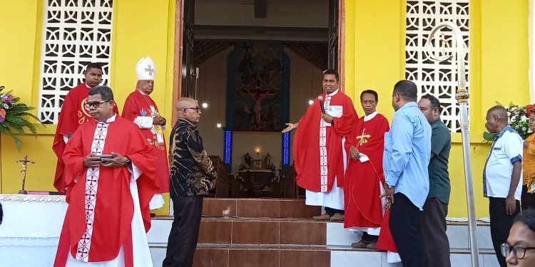 Bupati Lembata Petrus Kanisius Tuaq dan Ketua DPRD Lembata saat hadir menyaksikan pentahbisan Gereja Paroki Salib Suci Hoelea, oleh Uskup Larantuka Mgr Fransiskus Kopong Kung di Desa Hoelea, Kecamatan Omesuri, Kabupaten Lembata, Minggu, 14 September 2025.