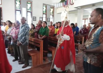 Mgr Fransiskus Kopong Kung, Uskup Larantuka saat perarakan menuju altar untuk memimpin misa pentahbisan Gereja Paroki Salub Suci Hoelea dan pengresmian Paroki Sabtu Fransiskus Balauring di Gereja Paroki Salib Suci Hoelea, Desa Hoelea, Omesuri, Kabupaten Lembata, Minggu, 14 September 2025.