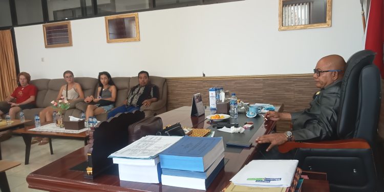 Bupati Lembata Petrus Kanisius Tuaq saat berdiskusi dan mendengarkan masukan dari wisatawan mancanegara di ruang kerjanya, Selasa, 16 September 2025.
