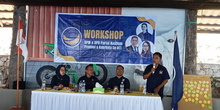 Wakil Ketua Bidang Organisasi dan Keanggotaan DPW Partai NasDem NTT Willy Making saat memberikan arahan pada workshop Beauty and Shining, Perempuan dan Politik di aula Kuma Resort, Desa Pada, Kecamatan Nubatukan, Lembata, Sabtu, 27 September 2025.