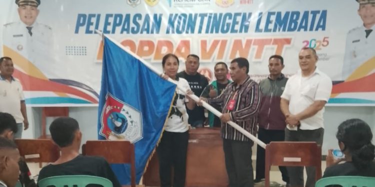 Kepala Dinas Pemuda, Olahraga, dan Kebudayaan Lembata Apolonaris Mayan menyerahkan pataka kepada kontingen POPDA yang akan ikut bertanding di ajang POPDA VI NTT di Kupang, 3-19 September 2025.