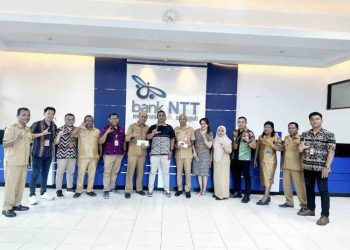 Bank NTT Cabang Lembata saat meluncurkan program Kartu Kredit Pemerintah Daerah (KKPD) di kantor Bank NTT Lewoleba, Rabu, 3 September 2025. Saat ini dua OPD yakni Badan Pengelola Keuangan dan Aset Daerah dan Inspektorat telah memanfatkan program layanan ini.