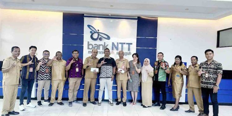Bank NTT Cabang Lembata saat meluncurkan program Kartu Kredit Pemerintah Daerah (KKPD) di kantor Bank NTT Lewoleba, Rabu, 3 September 2025. Saat ini dua OPD yakni Badan Pengelola Keuangan dan Aset Daerah dan Inspektorat telah memanfatkan program layanan ini.