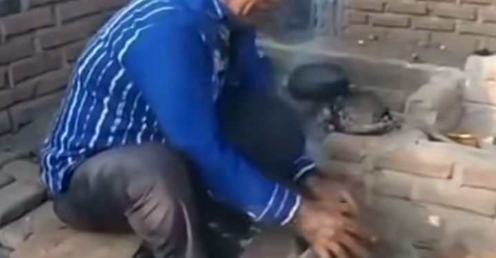 Petrus Kanisius Tuaq, Bupati Lembata tampak sedang titi jagung saat masih menjabat Kepala Dinas Pertanian dan Ketahanan Pangan Lembata.